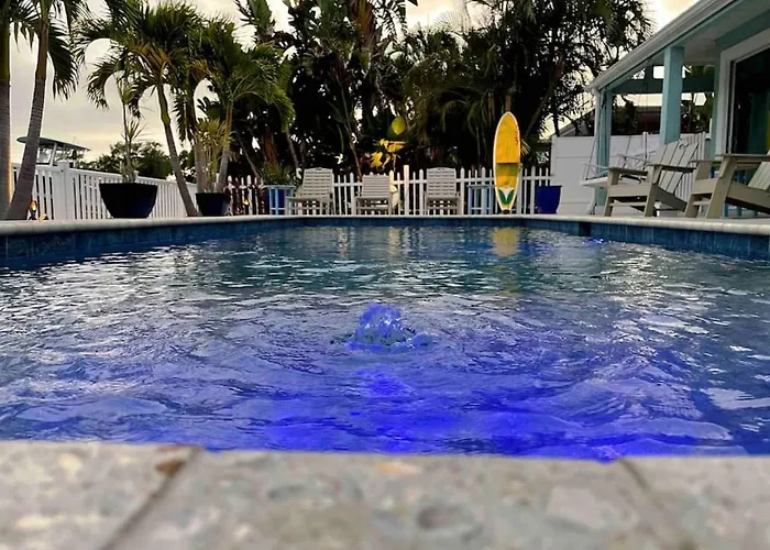 Ferienhaus Waterfront Family Compound - Free Golf Cart, Paddleboards, Heated Pool, Golden Tee 2025 Arcade Game