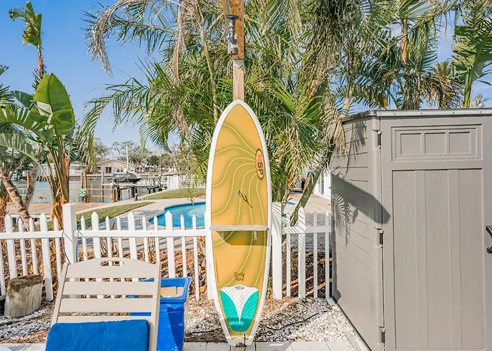 Waterfront Family Compound - Free Golf Cart, Paddleboards, Heated Pool, Golden Tee 2025 Arcade Game *