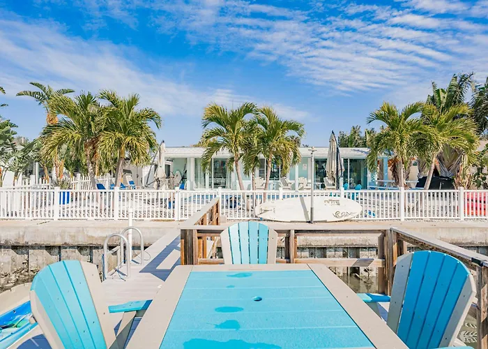 Ferienhaus Waterfront Family Compound - Free Golf Cart, Paddleboards, Heated Pool, Golden Tee 2025 Arcade Game *