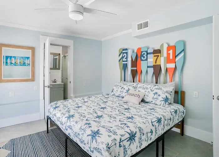 Ferienhaus Waterfront Family Compound - Free Golf Cart, Paddleboards, Heated Pool, Golden Tee 2025 Arcade Game Clearwater Beach
