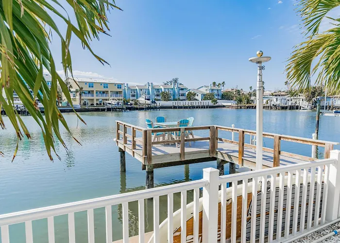 Waterfront Family Compound - Free Golf Cart, Paddleboards, Heated Pool, Golden Tee 2025 Arcade Game Ferienhaus
