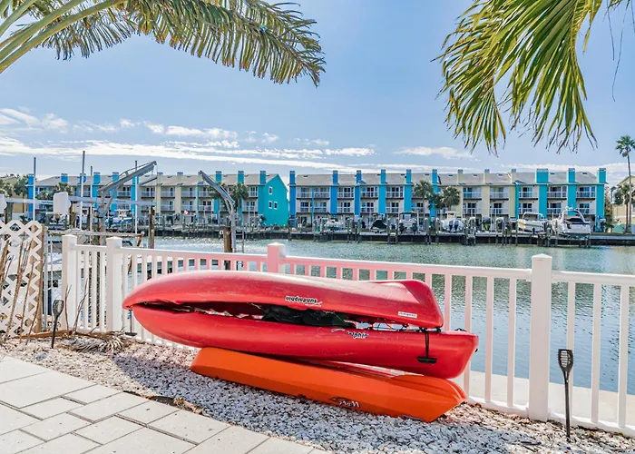 Waterfront Family Compound - Free Golf Cart, Paddleboards, Heated Pool, Golden Tee 2025 Arcade Game Ferienhaus *