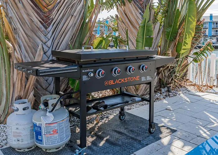 Ferienhaus Waterfront Family Compound - Free Golf Cart, Paddleboards, Heated Pool, Golden Tee 2025 Arcade Game Clearwater Beach