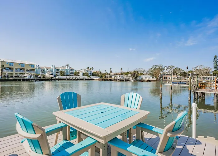 Waterfront Family Compound - Free Golf Cart, Paddleboards, Heated Pool, Golden Tee 2025 Arcade Game Ferienhaus