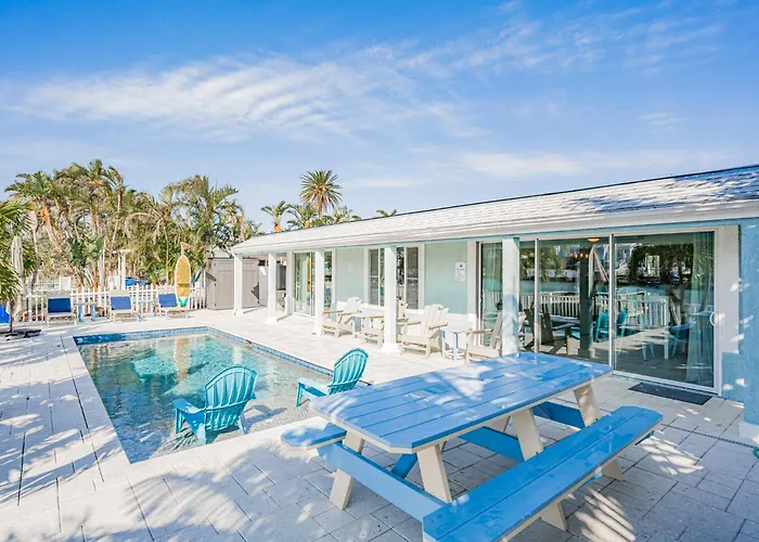 Ferienhaus Waterfront Family Compound - Free Golf Cart, Paddleboards, Heated Pool, Golden Tee 2025 Arcade Game *