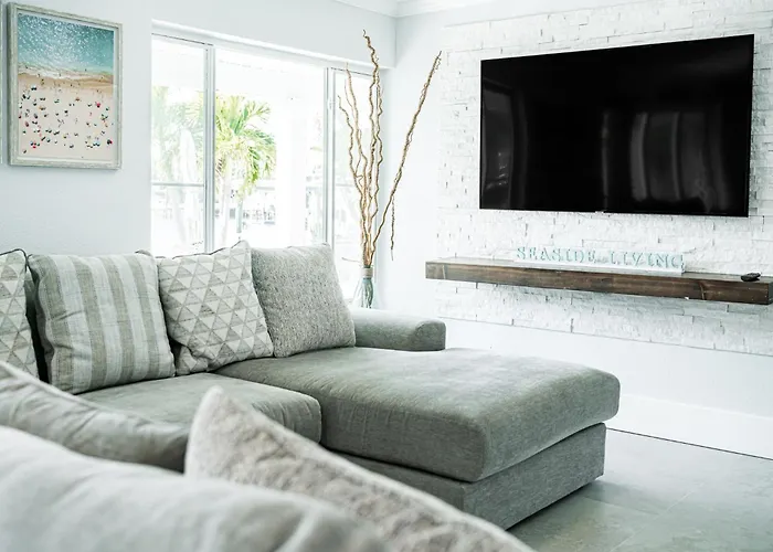 Waterfront Family Compound - Free Golf Cart, Paddleboards, Heated Pool, Golden Tee 2025 Arcade Game * Clearwater Beach