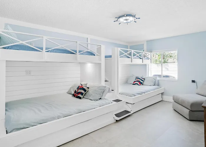 Waterfront Family Compound - Free Golf Cart, Paddleboards, Heated Pool, Golden Tee 2025 Arcade Game *