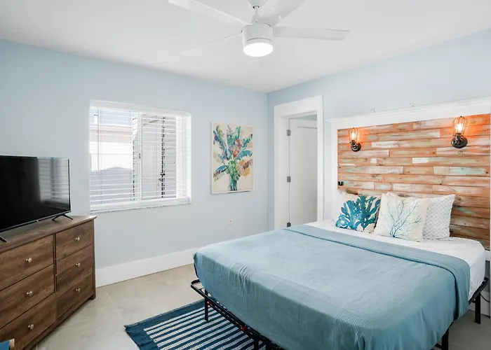Waterfront Family Compound - Free Golf Cart, Paddleboards, Heated Pool, Golden Tee 2025 Arcade Game