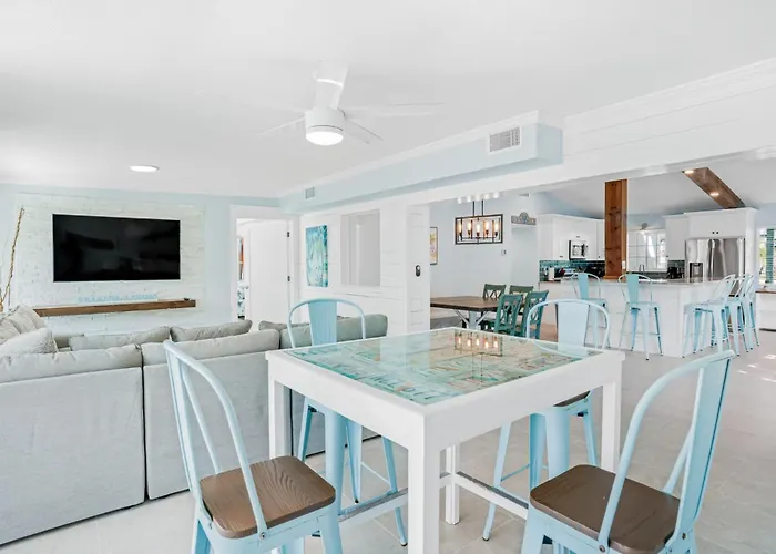Ferienhaus Waterfront Family Compound - Free Golf Cart, Paddleboards, Heated Pool, Golden Tee 2025 Arcade Game