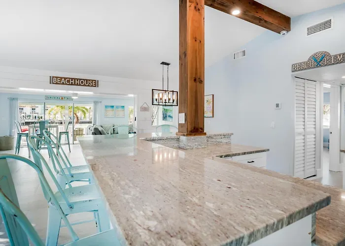 Ferienhaus Waterfront Family Compound - Free Golf Cart, Paddleboards, Heated Pool, Golden Tee 2025 Arcade Game *