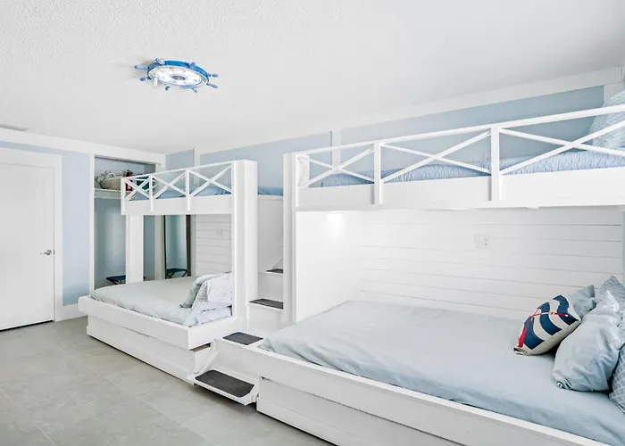 Waterfront Family Compound - Free Golf Cart, Paddleboards, Heated Pool, Golden Tee 2025 Arcade Game * Clearwater Beach