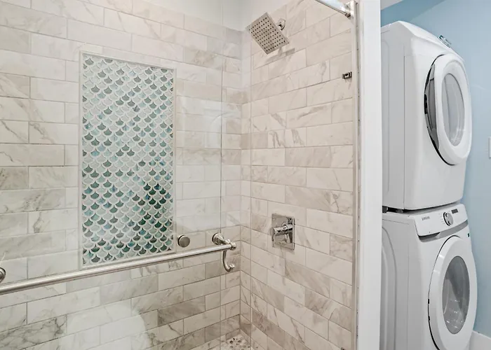 Waterfront Family Compound - Free Golf Cart, Paddleboards, Heated Pool, Golden Tee 2025 Arcade Game Ferienhaus