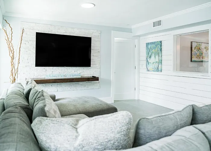 Ferienhaus Waterfront Family Compound - Free Golf Cart, Paddleboards, Heated Pool, Golden Tee 2025 Arcade Game