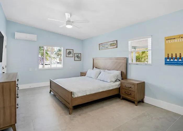 Ferienhaus Waterfront Family Compound - Free Golf Cart, Paddleboards, Heated Pool, Golden Tee 2025 Arcade Game Clearwater Beach