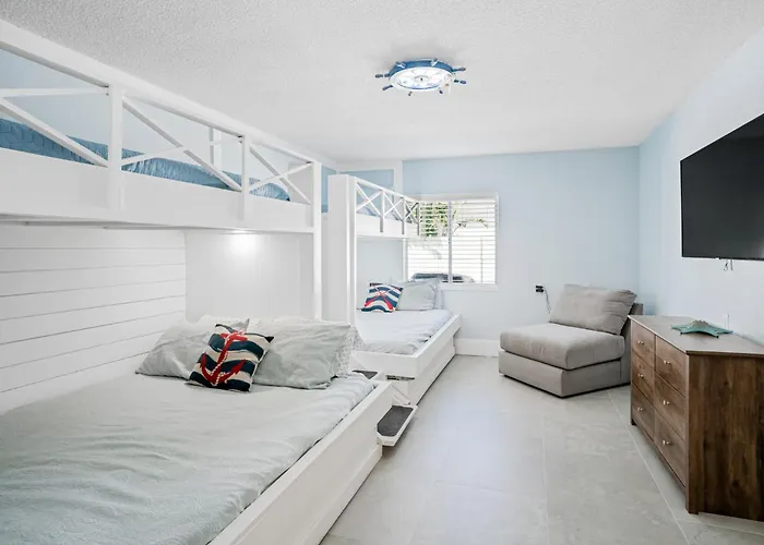 Waterfront Family Compound - Free Golf Cart, Paddleboards, Heated Pool, Golden Tee 2025 Arcade Game *