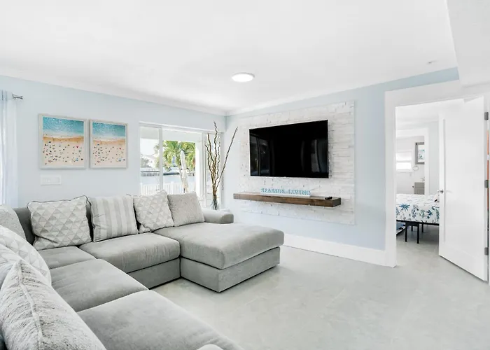 Waterfront Family Compound - Free Golf Cart, Paddleboards, Heated Pool, Golden Tee 2025 Arcade Game