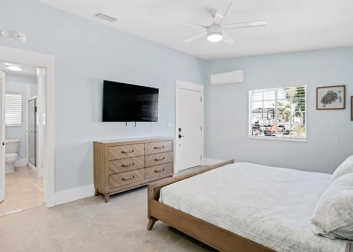 Ferienhaus Waterfront Family Compound - Free Golf Cart, Paddleboards, Heated Pool, Golden Tee 2025 Arcade Game