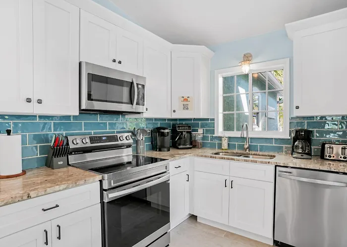 Waterfront Family Compound - Free Golf Cart, Paddleboards, Heated Pool, Golden Tee 2025 Arcade Game Ferienhaus *