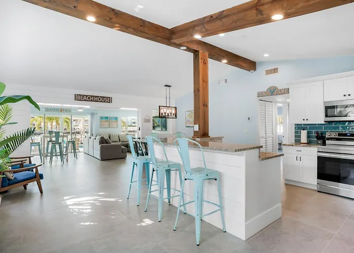 Ferienhaus Waterfront Family Compound - Free Golf Cart, Paddleboards, Heated Pool, Golden Tee 2025 Arcade Game Clearwater Beach