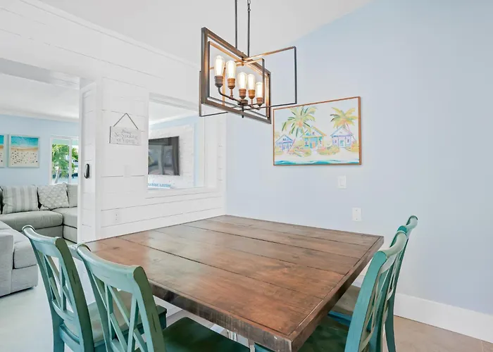 Ferienhaus Waterfront Family Compound - Free Golf Cart, Paddleboards, Heated Pool, Golden Tee 2025 Arcade Game