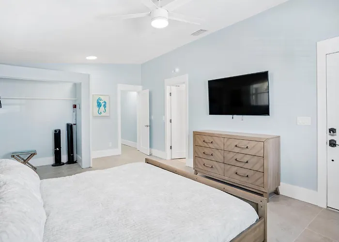 Waterfront Family Compound - Free Golf Cart, Paddleboards, Heated Pool, Golden Tee 2025 Arcade Game