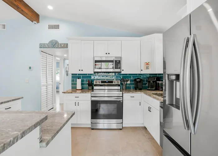 Ferienhaus Waterfront Family Compound - Free Golf Cart, Paddleboards, Heated Pool, Golden Tee 2025 Arcade Game